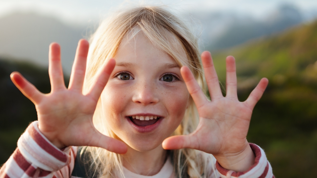 Urlaub macht am meisten Spaß, wenn alle mit dabei sind – Abenteuer inklusive. © EVERST/Adobe Stock